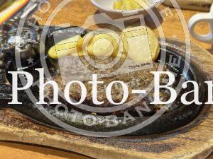 ブロンコビリーのハンバーグ、鉄板、炭焼き、粗挽きビーフ、ポテト