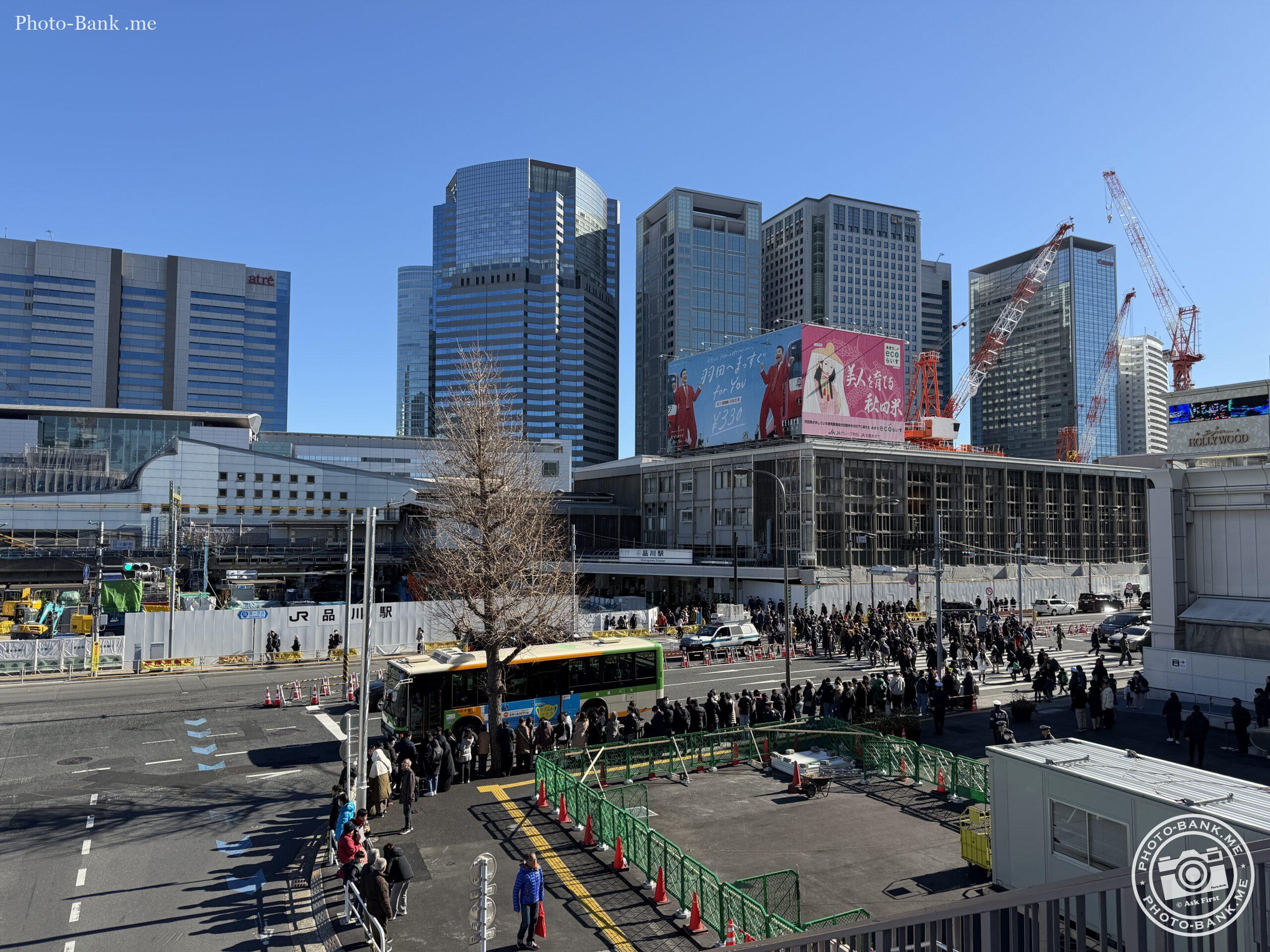 2026年1月に撮影された品川駅高輪口周辺の再開発風景と、高層ビル群、そして冬の青空。