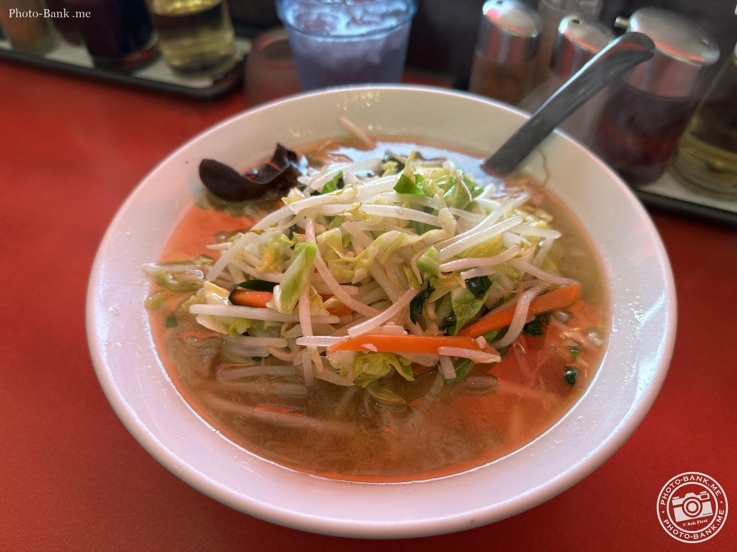 2025年3月撮影、鎌倉・中華大新のもやしそば。もやし、キャベツ、人参がたっぷり乗ったラーメン。