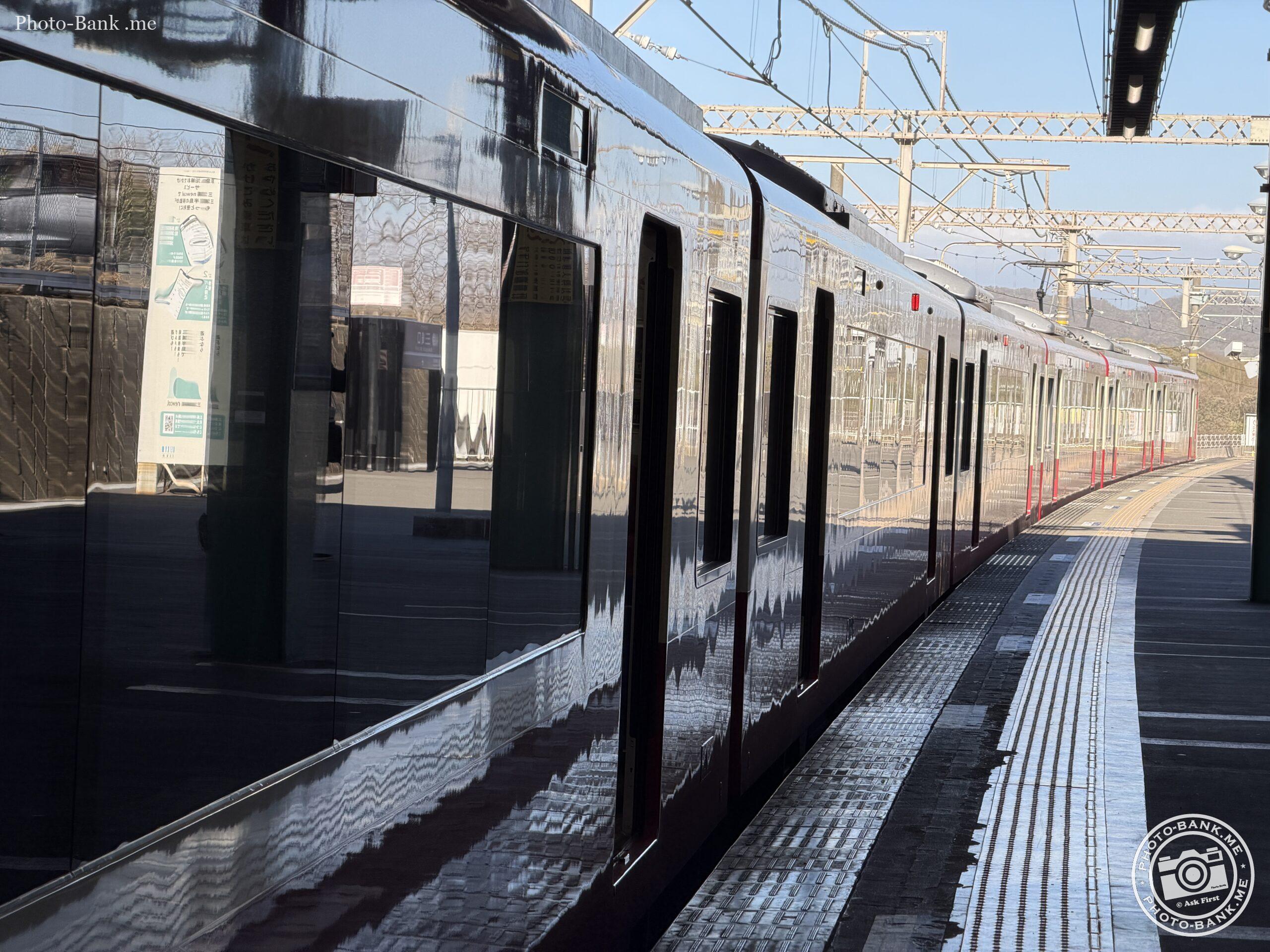 京浜急行三崎口駅に停車中の車両、窓の反射、プラットホーム