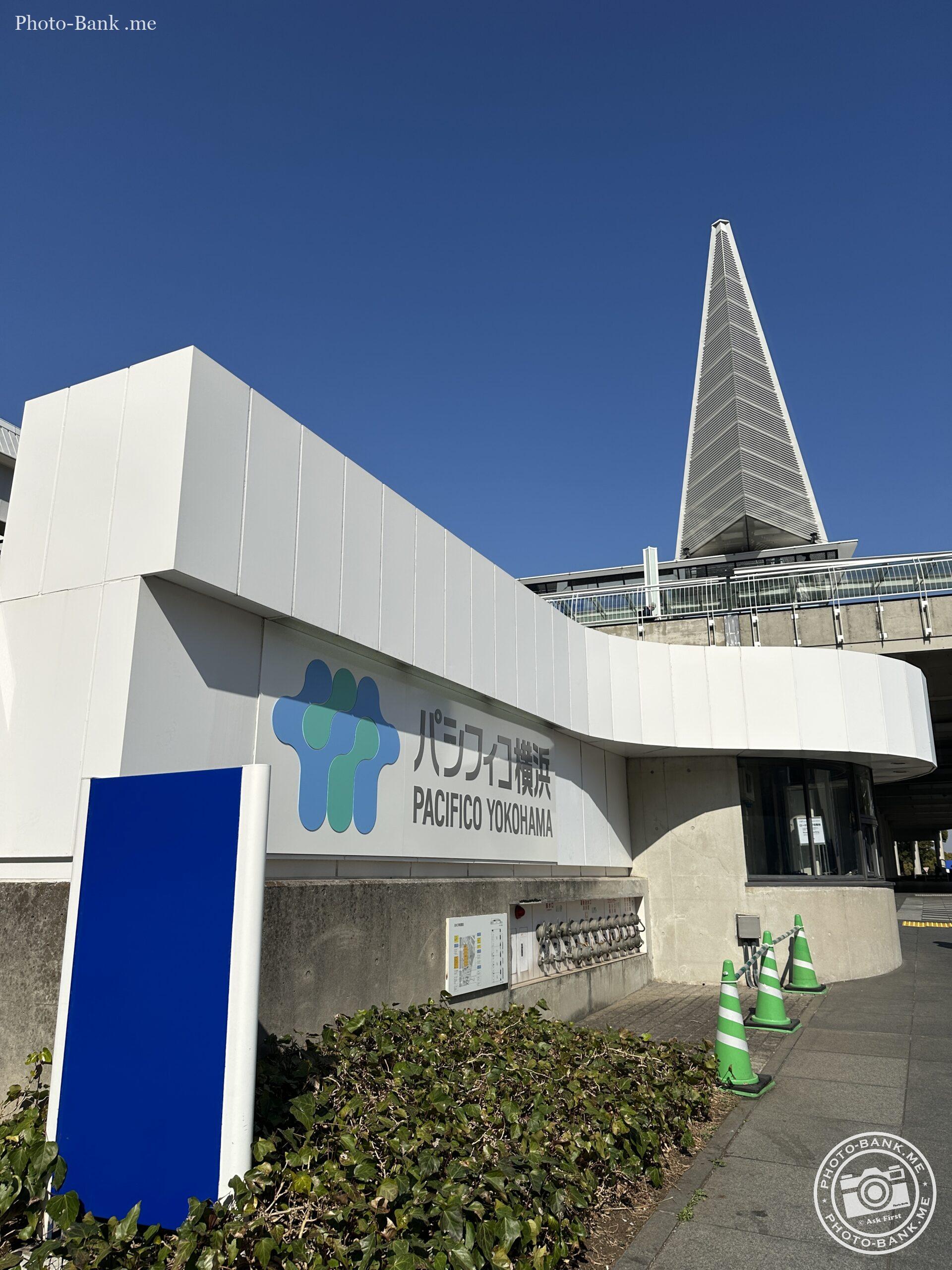 横浜パシフィコの白い建物が青空に映える写真、CP+2025の会場