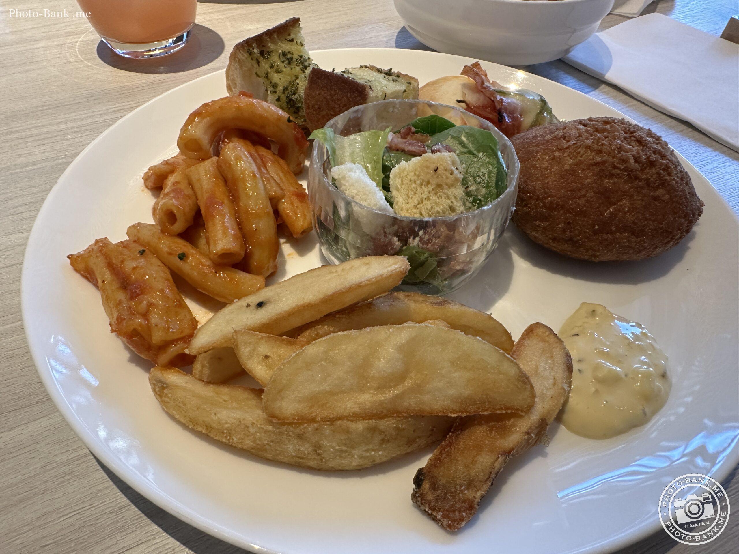 ヒルトン横浜ALLDAY PARADE DININGで撮影された、パスタ、ポテト、サラダなどが盛られた洋食プレート