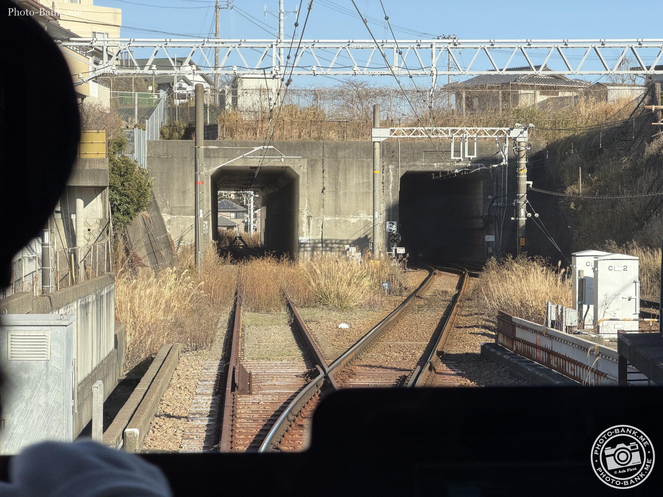 京浜急行上り線、久里浜駅手前の分岐点とトンネルを先頭車両から撮影