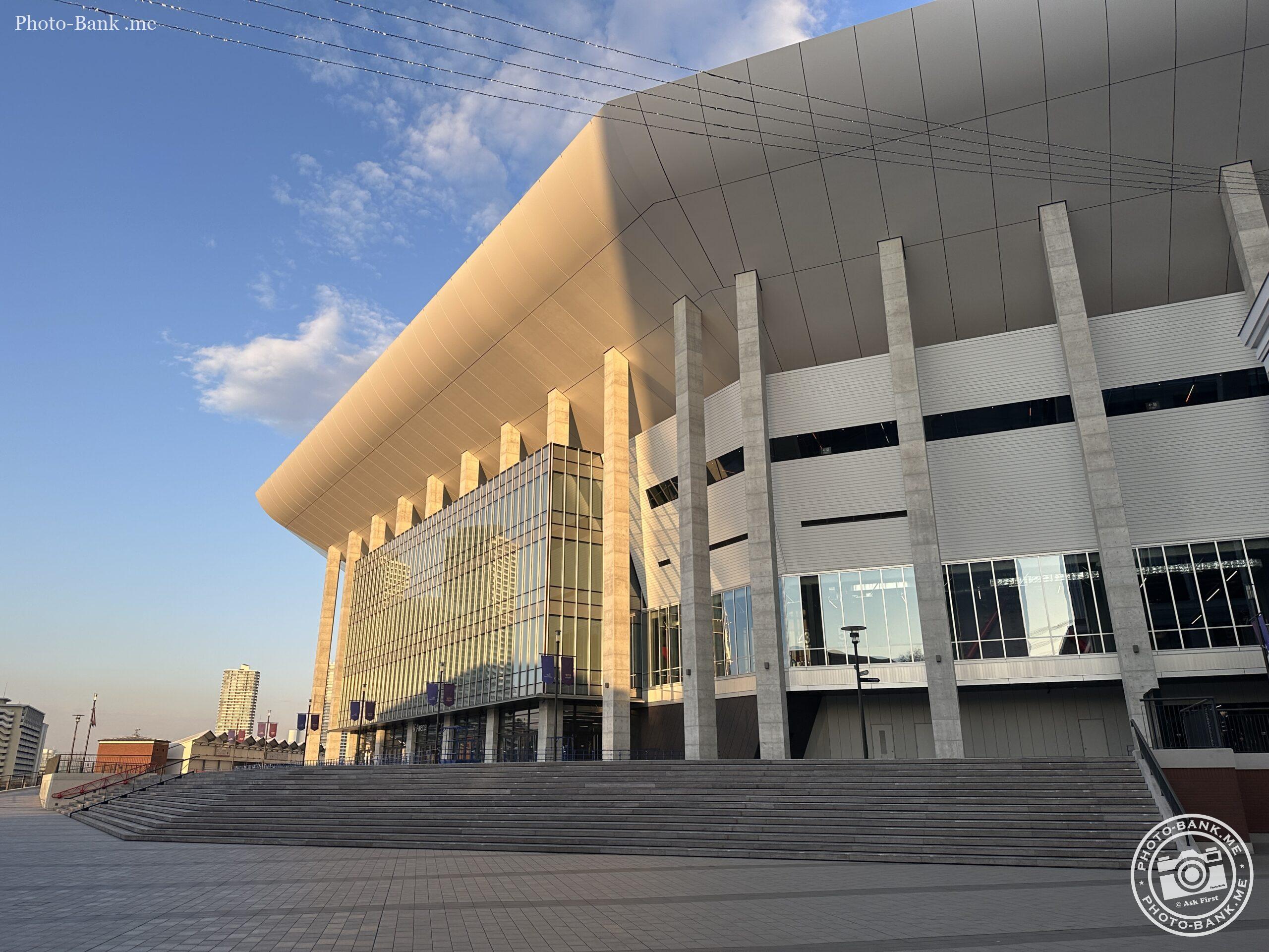 Kアリーナ横浜を捉えた写真。夕景の空と建物のコントラストが印象的。