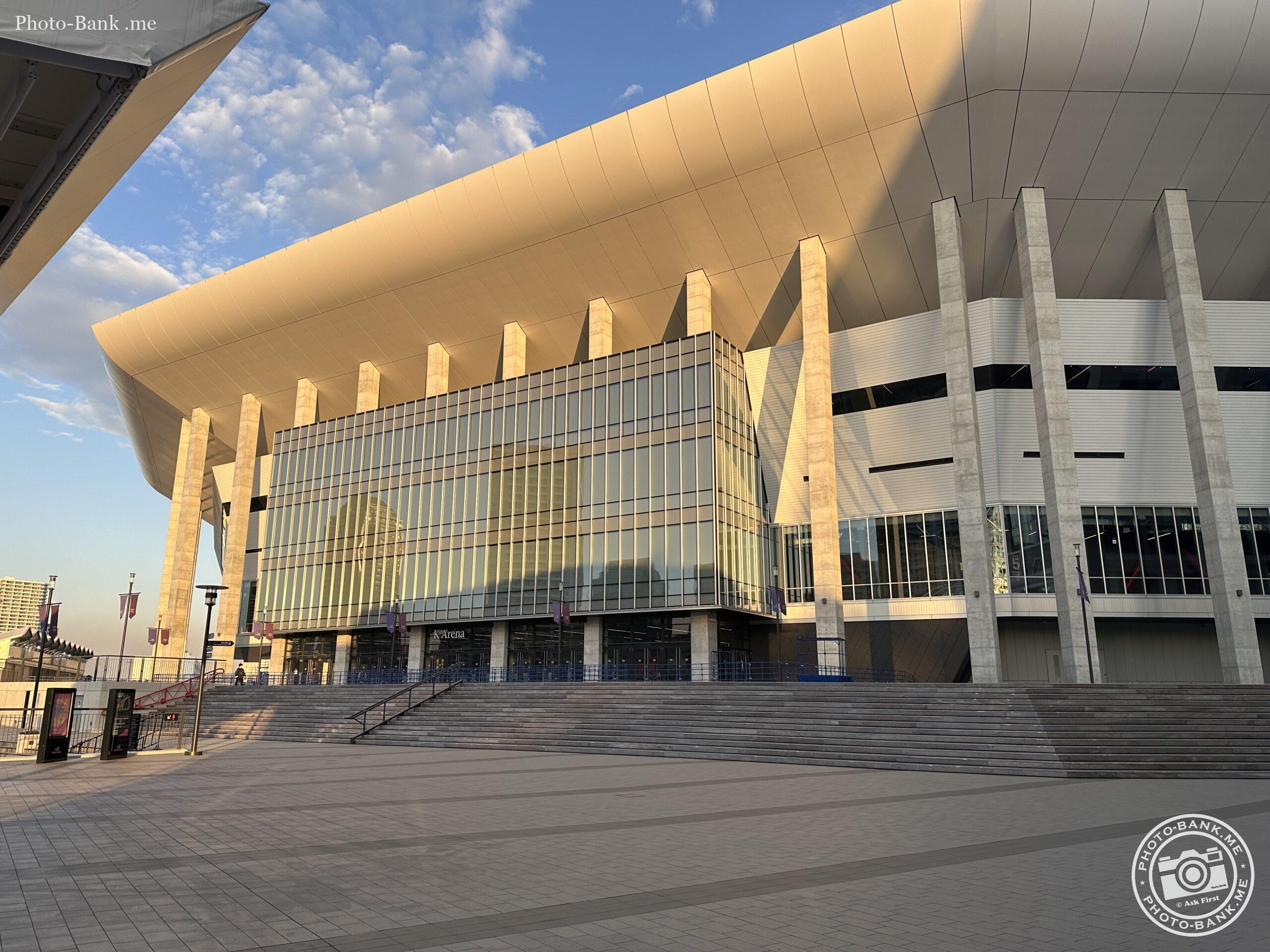 横浜みなとみらいのKアリーナ横浜の全景。巨大な建物。