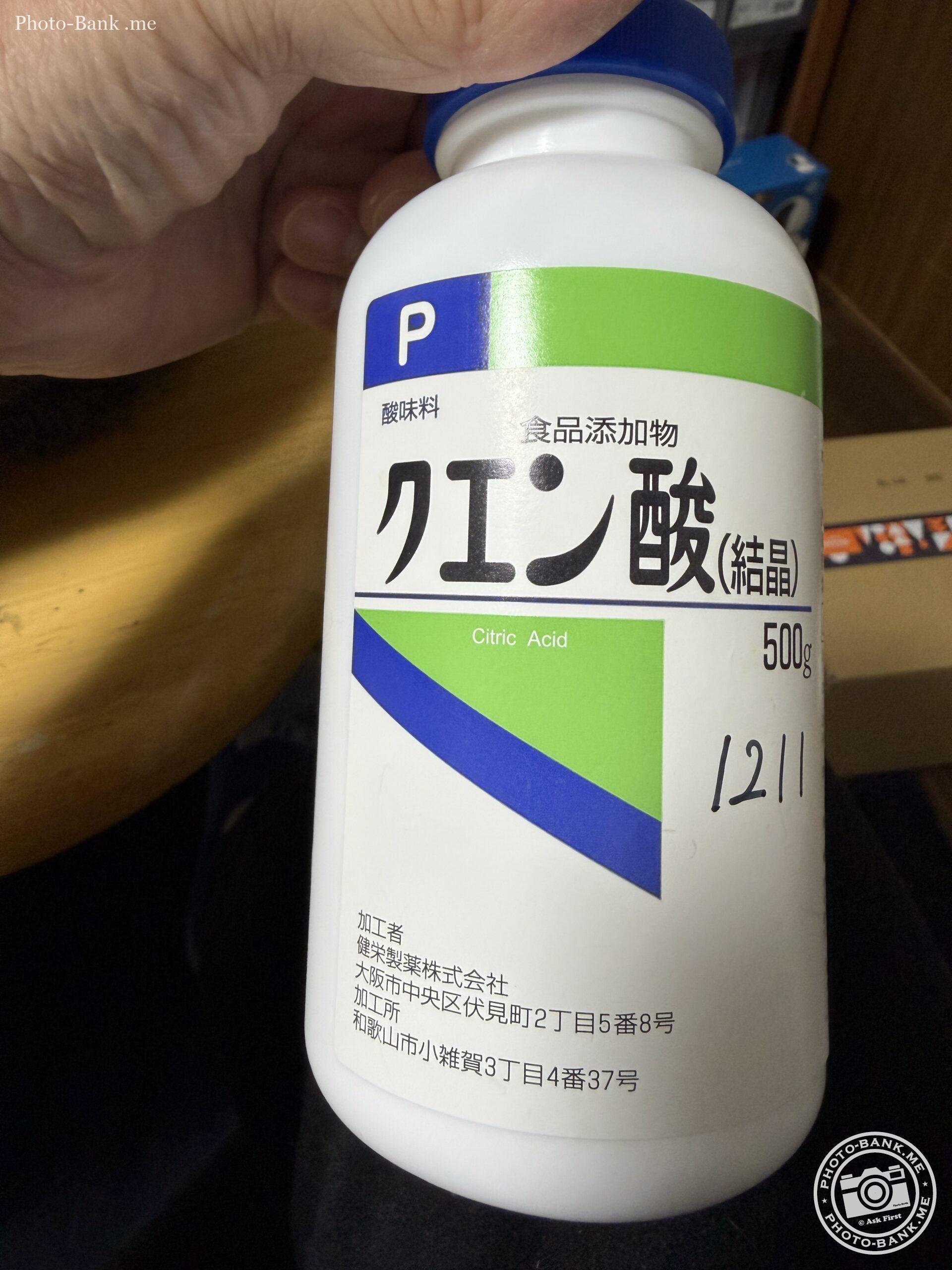 健栄製薬のクエン酸結晶500gボトル。青いキャップが特徴的。