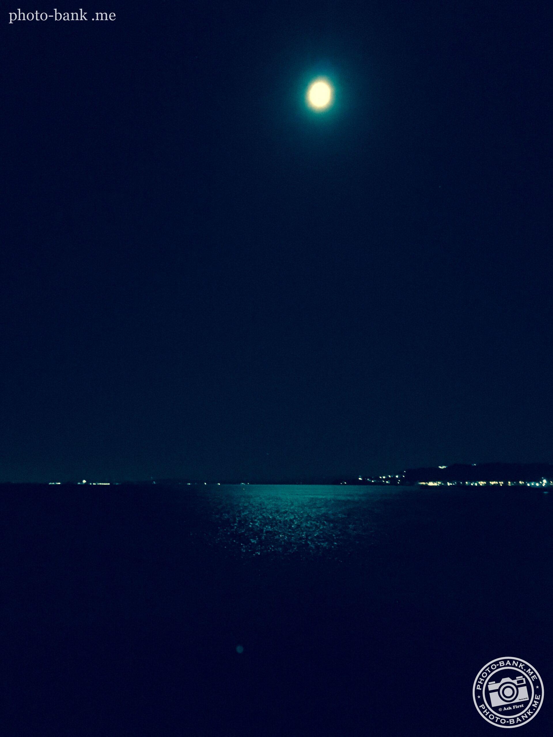 川崎から見た東京湾の夜景、月が水面を照らす