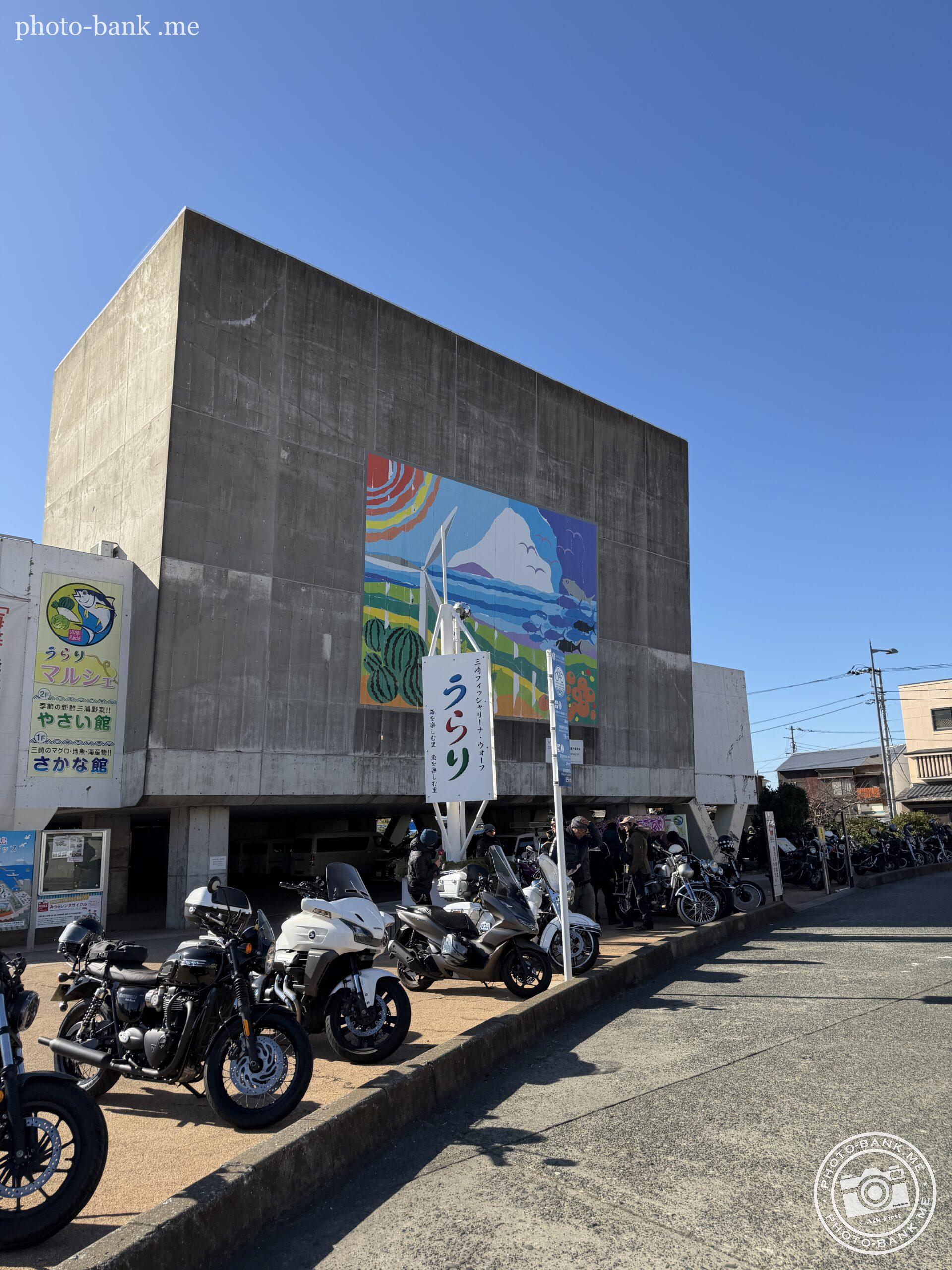 三崎漁港の「うらり」マルシェ、壁画とオートバイ