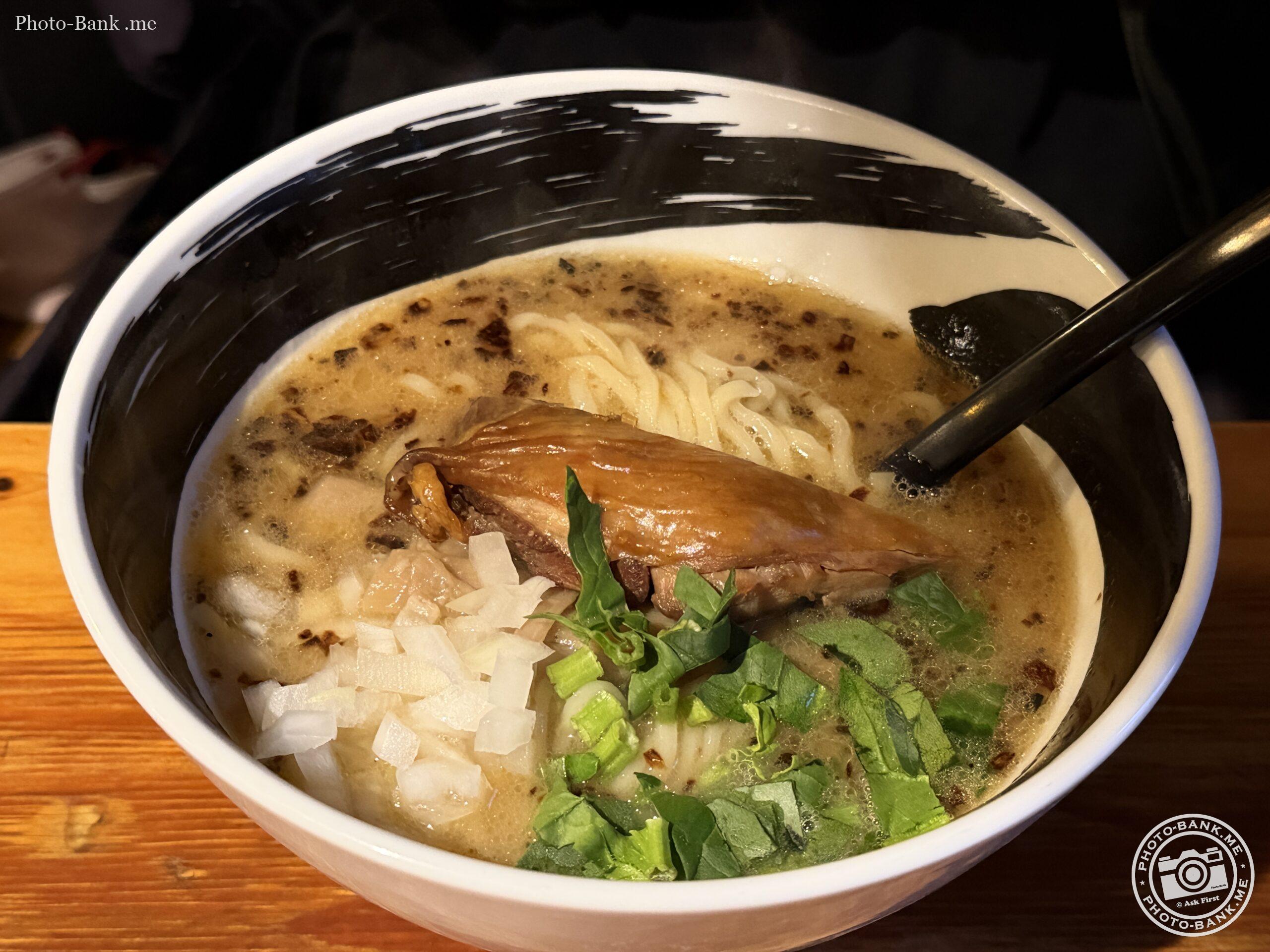 横浜浜虎の塩ラーメン。湯気が立ち上るラーメン鉢には、チャーシュー、ネギ、玉ねぎなど。