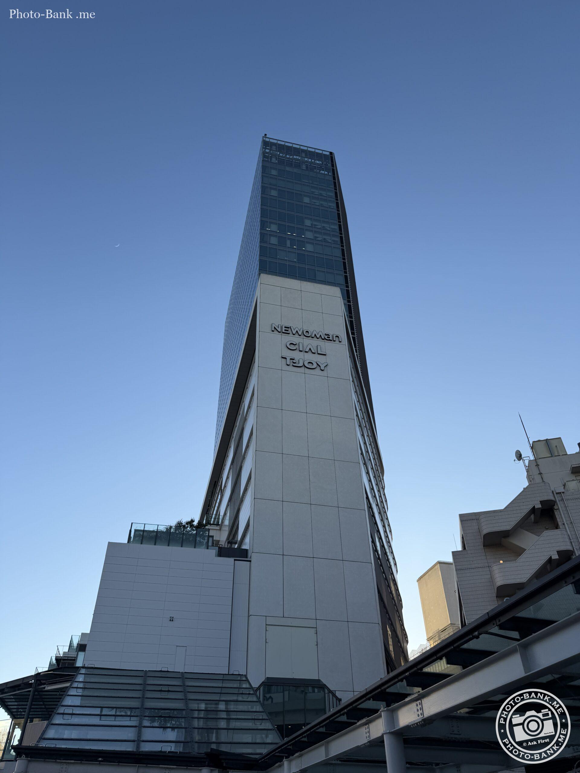 新宿NEWoMan CIAL TJOYの屋上から高層ビルを見上げた写真。青空とビル。