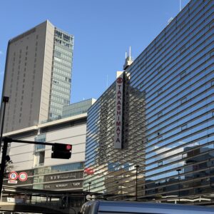 横浜駅西口の高島屋と周辺の駅ビル群。冬晴れの空がビルのガラスに反射。