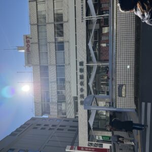 横浜中央郵便局、白い煉瓦造りの建物に赤い「POST」の文字。再開発の噂がある街角の風景。