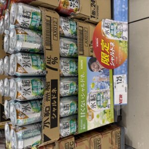 氷結無糖シャルドネの限定発売。シルバーの缶が整然と並び、限定の文字が目を引く。