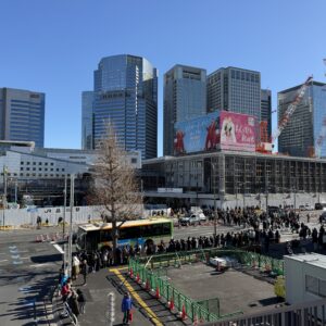 2026年1月に撮影された品川駅高輪口周辺の再開発風景と、高層ビル群、そして冬の青空。