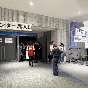 2025年4月撮影、サザンオールスターズのライブ会場、センター席入口の様子。人々が入場待ち。