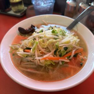 2025年3月撮影、鎌倉・中華大新のもやしそば。もやし、キャベツ、人参がたっぷり乗ったラーメン。