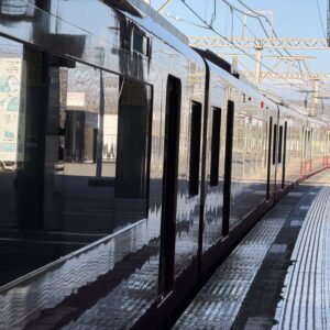 京浜急行三崎口駅に停車中の車両、窓の反射、プラットホーム