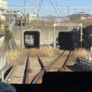 京浜急行上り線、久里浜駅手前の分岐点とトンネルを先頭車両から撮影