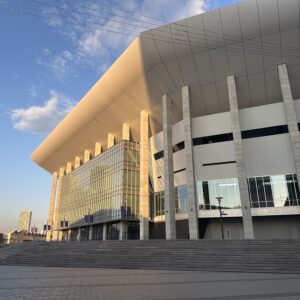 Kアリーナ横浜を捉えた写真。夕景の空と建物のコントラストが印象的。