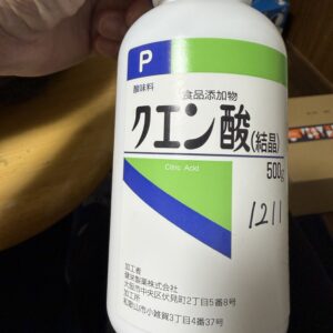 健栄製薬のクエン酸結晶500gボトル。青いキャップが特徴的。