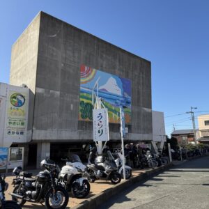 三崎漁港の「うらり」マルシェ、壁画とオートバイ