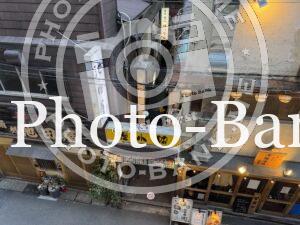 横浜駅西口の狸小路飲食店街。昭和レトロな飲み屋が軒を連ね、夜の帳が下りた路地裏を照らす。