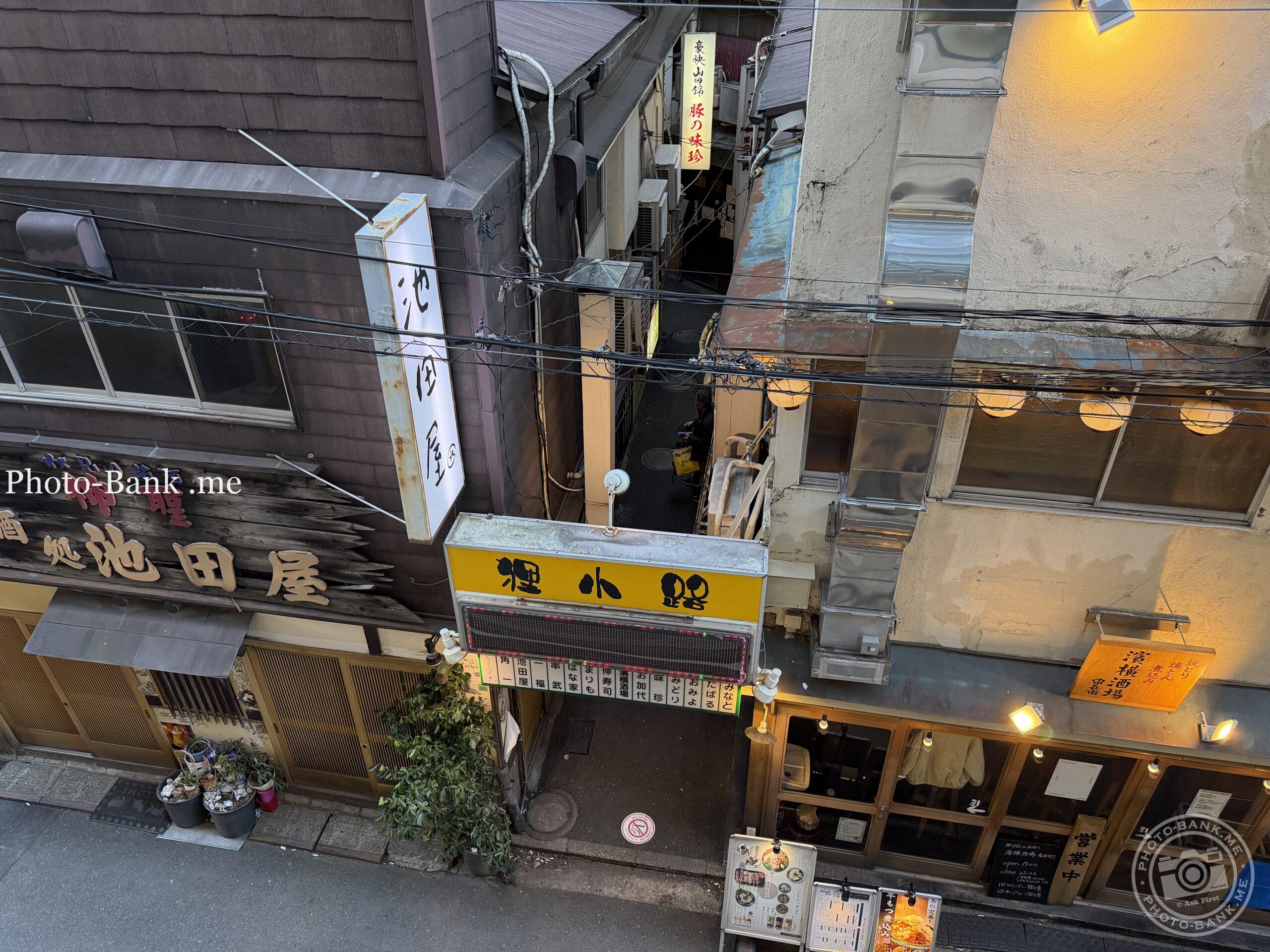 横浜駅西口の狸小路飲食店街。昭和レトロな飲み屋が軒を連ね、夜の帳が下りた路地裏を照らす。