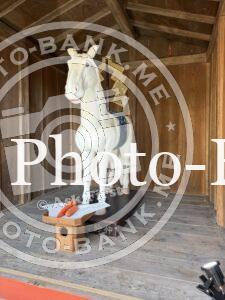 三浦半島海南神社の神馬。白い木馬の前にはニンジンがお供えされている。