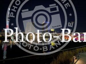 隅田川に映る東京スカイツリー、アサヒビール本社、吾妻橋の夜景