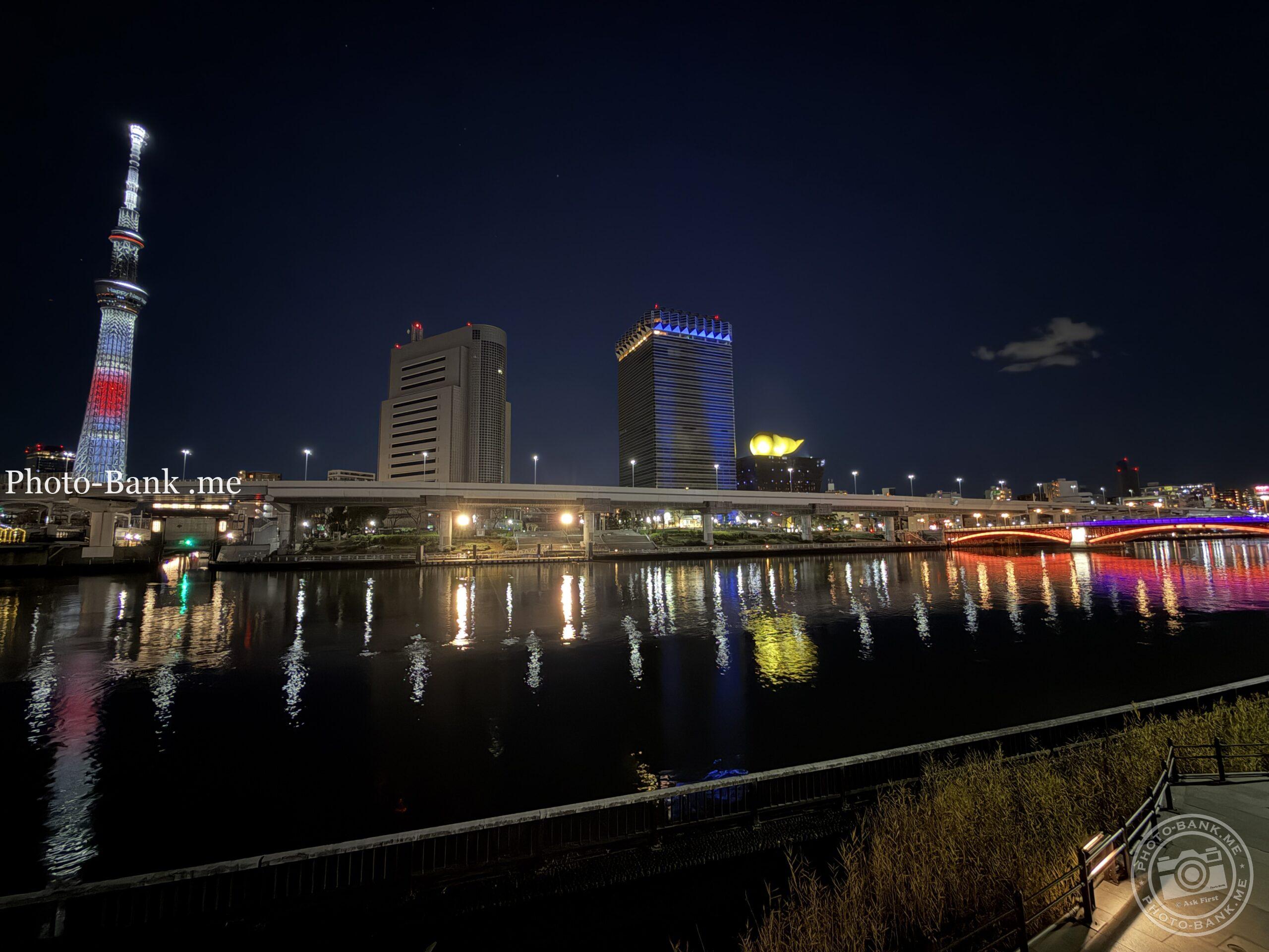 隅田川に映る東京スカイツリー、アサヒビール本社、吾妻橋の夜景