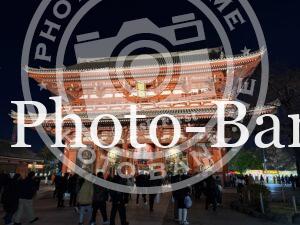 夜の浅草寺雷門、大提灯が照らす参拝客の群れと朱色の建造物