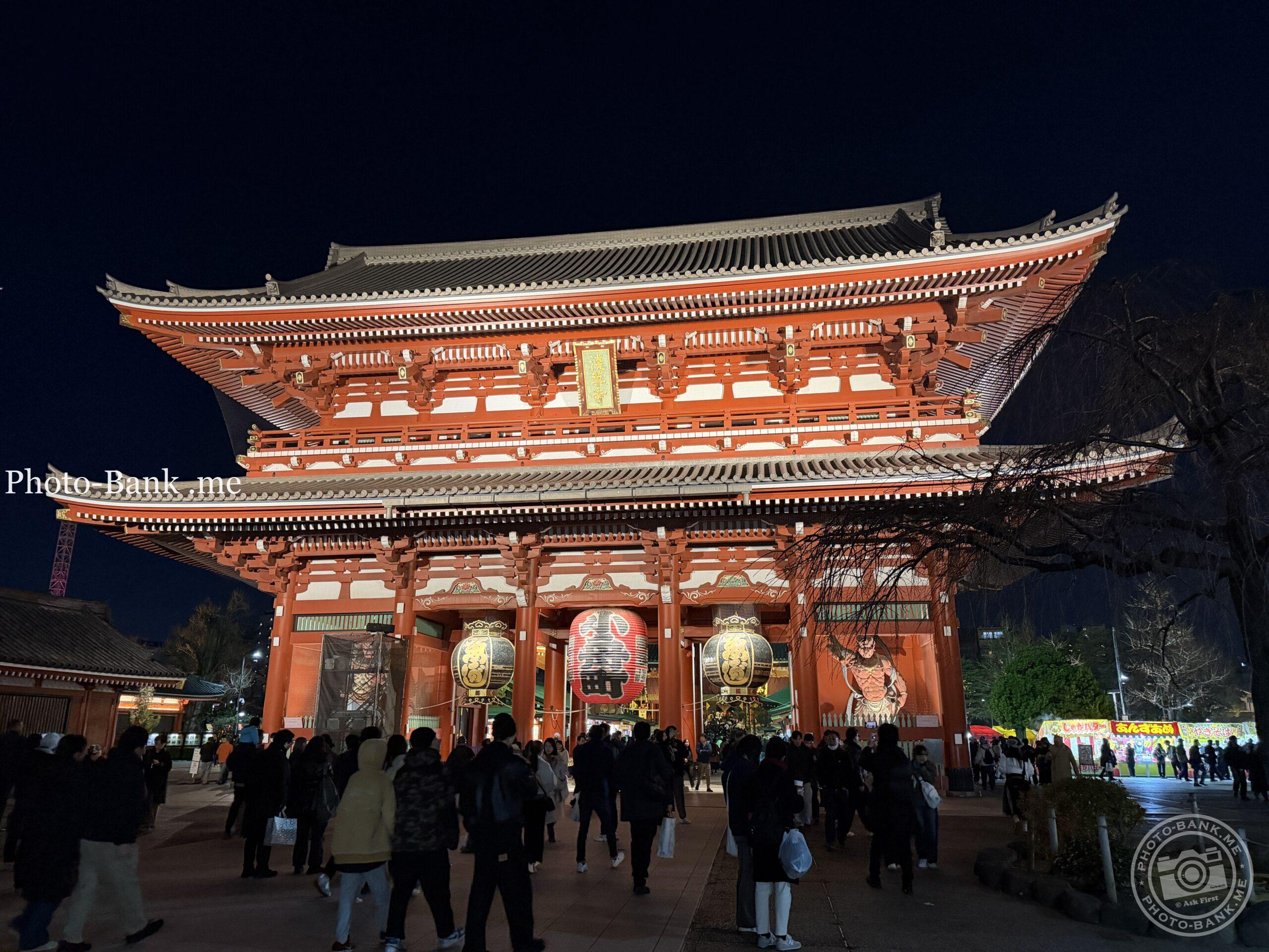 夜の浅草寺雷門、大提灯が照らす参拝客の群れと朱色の建造物