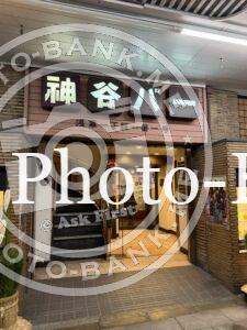 浅草の神谷バー本店の階段入り口。夜の街並みに浮かび上がる看板と階段