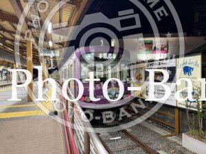 柳小路駅に停車中の江ノ電1052号。藤沢行きの表示。