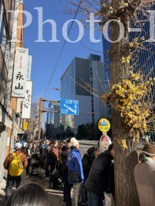 2026年1月に撮影された、箱根駅伝のランナーが日本橋を走り、人々が応援する様子