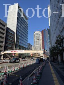 霞が関の高層ビル群と、箱根駅伝による交通規制の看板、タクシーが写る。