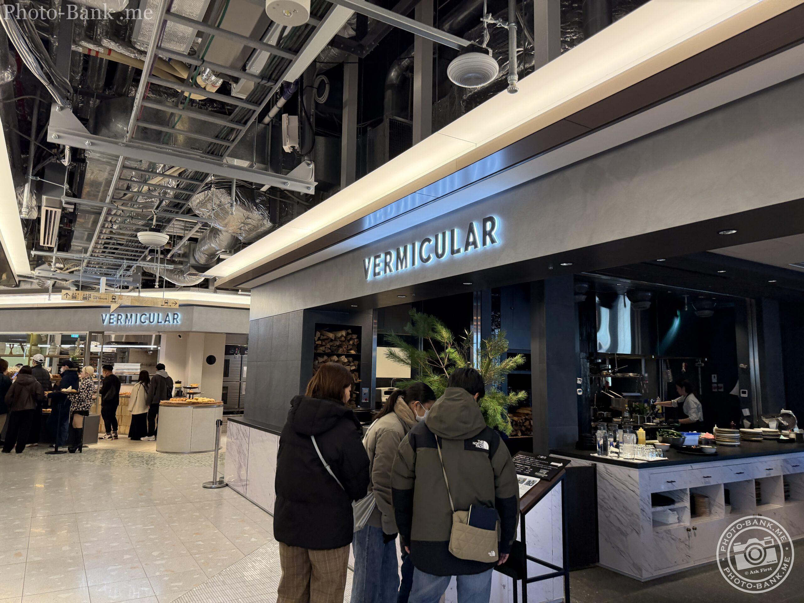 高輪ゲートウェイのVERMICULAR、客の賑わいと特徴的な天井の構造物。