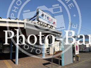 京急三崎口駅の駅舎。マグロのイラストが描かれた駅名看板が特徴的。