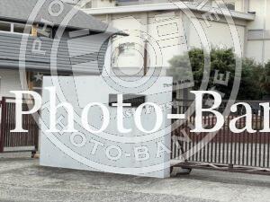 2026年1月撮影。横須賀工業高校の校門と校名が刻まれた石碑。