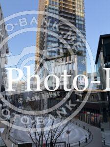 2026年1月撮影。再開発された横浜駅西口の駅前広場と、複数の高層ビル群を捉えた写真。