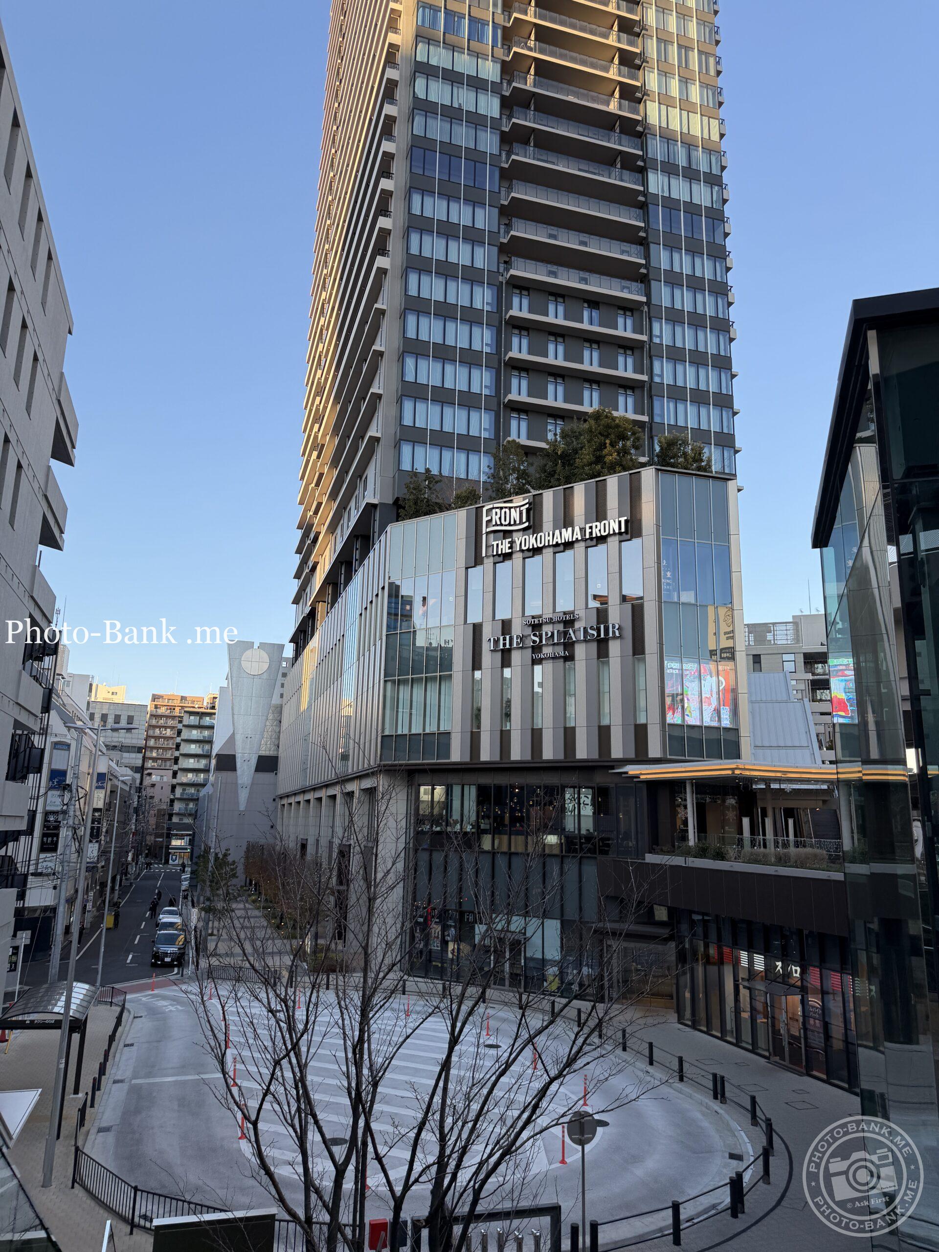 2026年1月撮影。再開発された横浜駅西口の駅前広場と、複数の高層ビル群を捉えた写真。